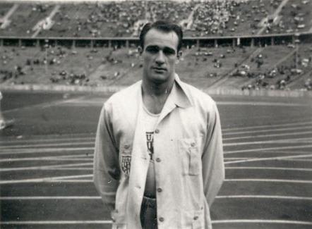 学生赫歇尔·尼尔参加了1936年夏季奥运会的选拔赛.  第二次世界大战前，赫歇尔在德国奥林匹克体育场的照片.  