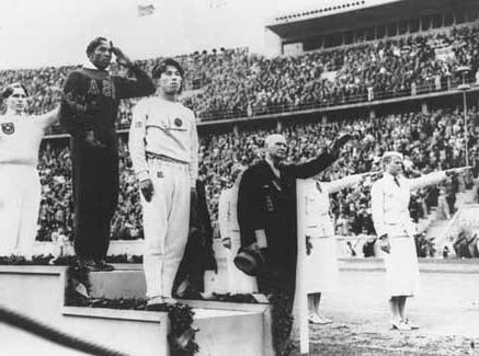 尼尔目睹了欧文斯鼓舞人心的胜利，并为他为美国赢得金牌而感到自豪.  欧文斯是第一位赢得四枚奥运会田径金牌的美国人.